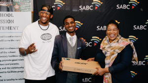 <i>Good Hope FM</i> provides 20 laptops for Heideveld learners