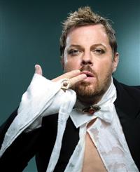 Comedian Eddie Izzard assists 46664 campaign