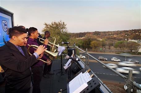 Standard Bank treats Johannesburg motorists to live jazz while they wait in the traffic 